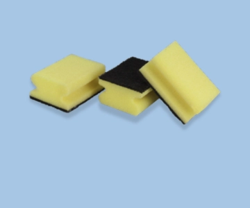 Schwämme vor blauem Hintergrund.