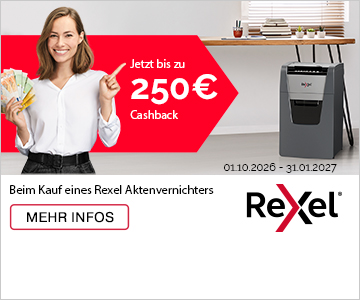 Eine Frau hält Geld in der Hand und steht neben einem Aktenvernichter.
