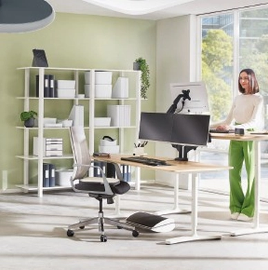 Modernes Büro mit Steharbeitsplatz, Bürostuhl und Doppelmonitor-Setup.