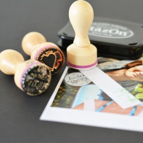 Motivstempel und Fotos auf einem Tisch.