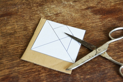 Tangram-Vorlage wird auf Pappe aufgeklebt und mit Schere zugeschnitten