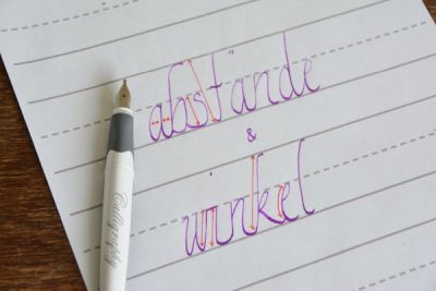 Schriftzug „Abstände & Winkel“ mit Füller