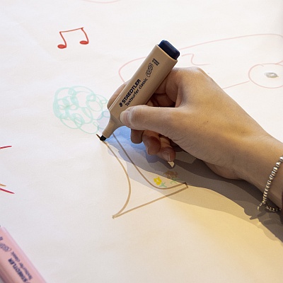 Eine Hand zeichnet mit Textmarker einen Baum auf ein Flichart.