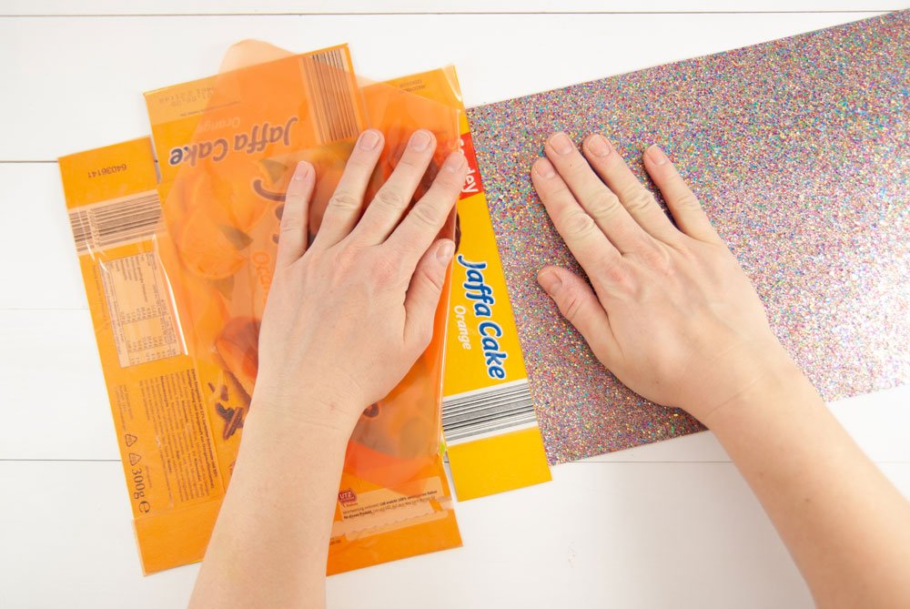 Keksverpackung und Glitzerpapier werden für Bastelprojekt vorbereitet