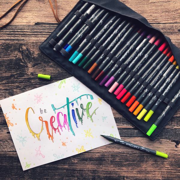 Etui mit vielen bunten Brushpens und einer Karte, belettert mit dem Schriftzug "be creative"