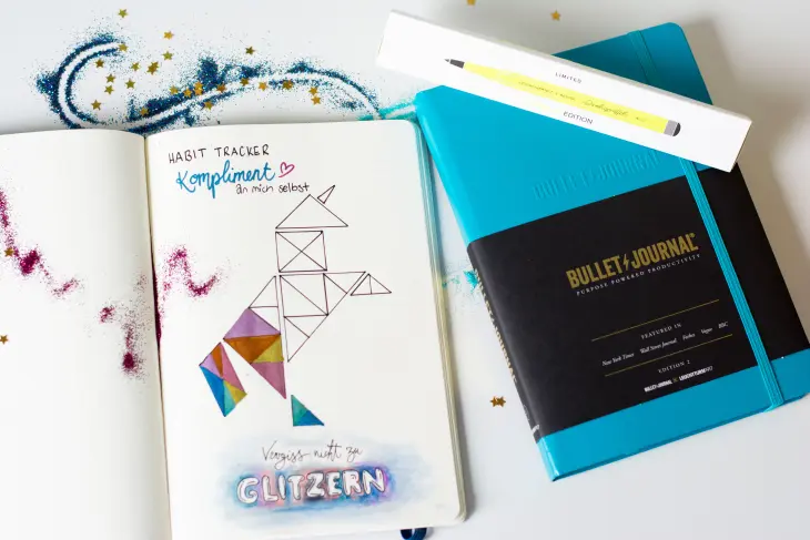 Habit Tracker in Form eines stilisierten Einhorns mit dem Text „Vergiss nicht zu glitzern“ in einem Bullet Journal von LEUCHTTURM1917