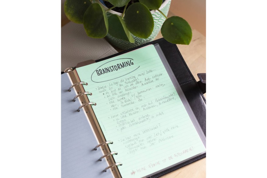 Auf einem Notizblatt in einem Filofax Kalender stehen Notizen unter der Überschrift "Brainstroming".