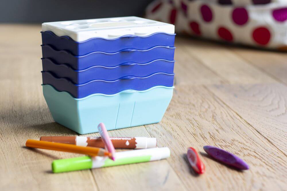 Aufnahme der Kreativfabrik von Pelikan: Zusammengesetzte Module und Kästen, im Vordergrund liegen verschiedene Stifte.