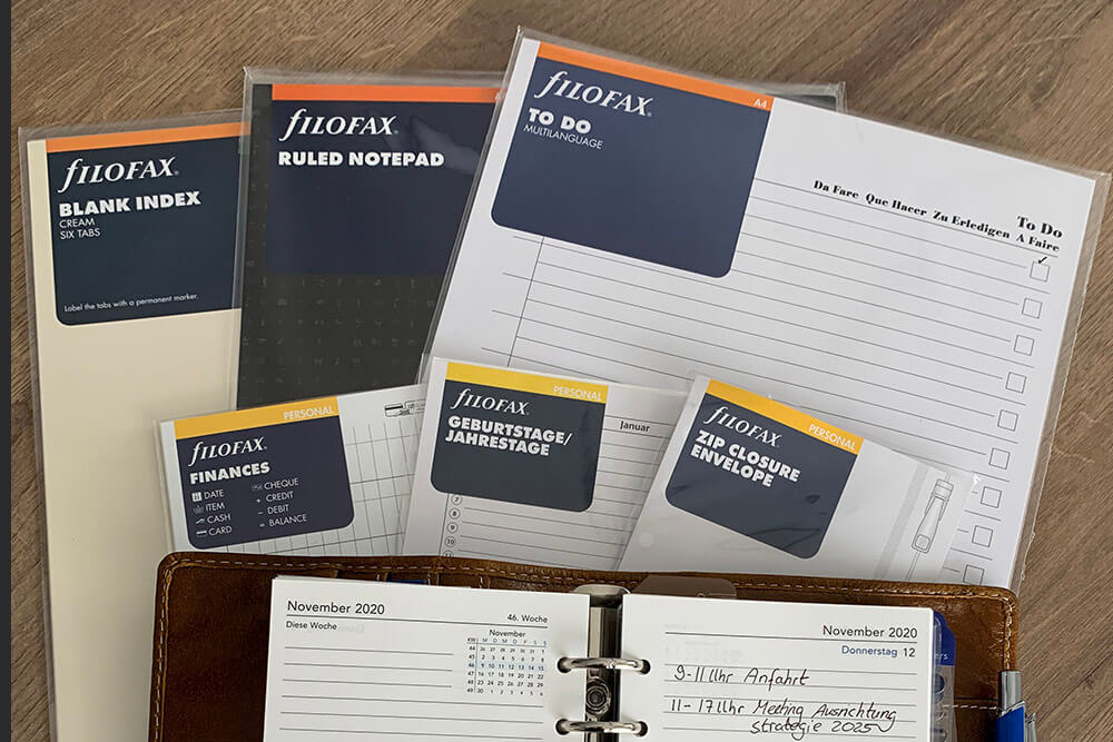 Diverse Einleger für Kalender der Marke Filofax. 