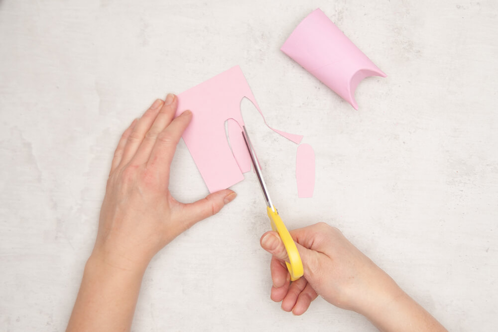 Zwei Hasenohren werden aus rosafarbenem Karton von Heyda ausgeschnitten. Fotos: Johanna Rundel