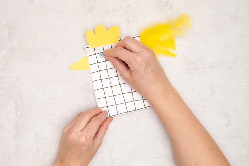 Auf eine Papiertüte Knorr-Prandell, die als Huhn gestaltet wurde, werden Wackelauge von Heyda aufgeklebt. Fotos: Johanna Rundel