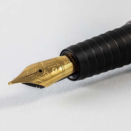 Im Anschnitt ist ein Füller zu sehen. Im Fokus des Bildes steht die Goldfeder des Füllers.