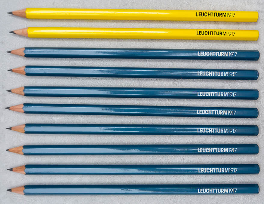 Es liegen zwei gelbe und acht blaue Bleistifte der Marke Leuchtturm1917 horizontal übereinander. Es soll die 80-20-Regel beschreiben. Foto: Johanna Rundel