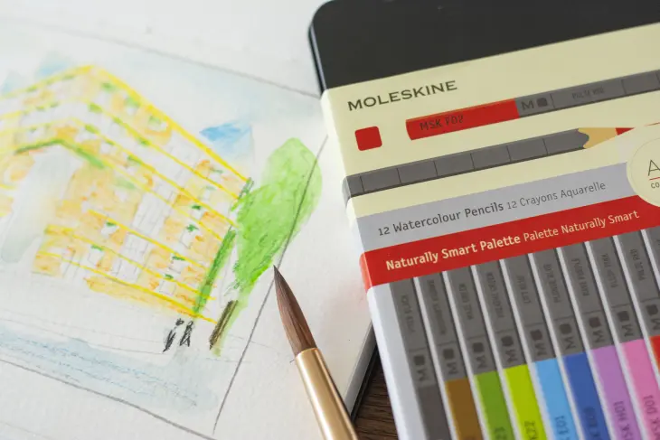 Nahaufnahme einer architektonischen Skizze in einem Aquarell-Skizzenbuch mit Aquarellstiften von Moleskine. 