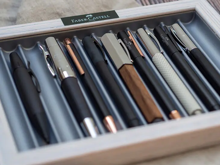 Eine Sammelbox mit hochwertigen Füllfederhaltern, Tintenrollern und Kugelschreibern von Faber-Castell. Foto: Johanna Rundel