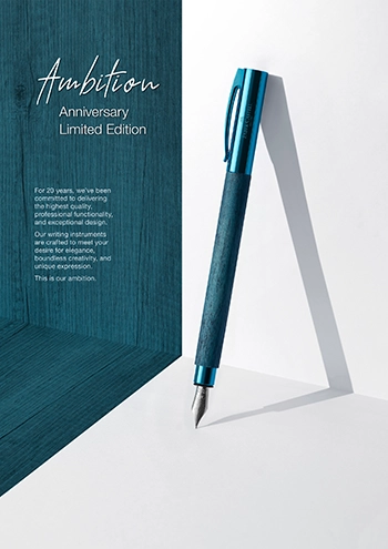 Ein türkiser Füller der Linie Ambition von Faber-Castell steht auf einem weißen Untergrund