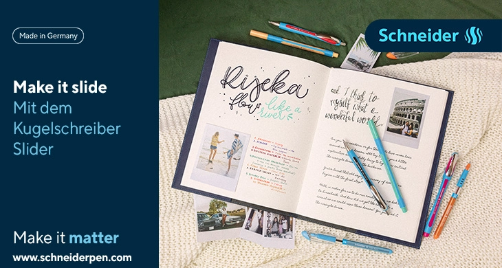 Das Bild zeigt ein mit Text und Bildern beschriebenes Notizbuch auf einer beigen gestrickten Decke.