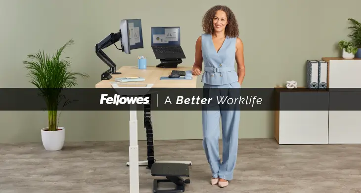 Moderne Arbeitsumgebung mit höhenverstellbarem Schreibtisch von Fellowes.