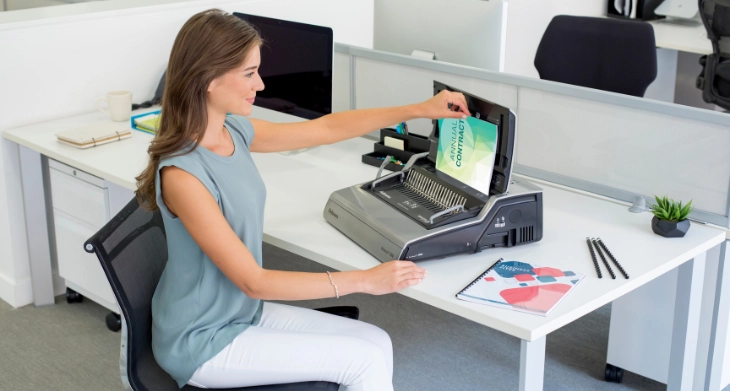 Fellowes Plastikbindegerät beim Binden eines Dokuments.