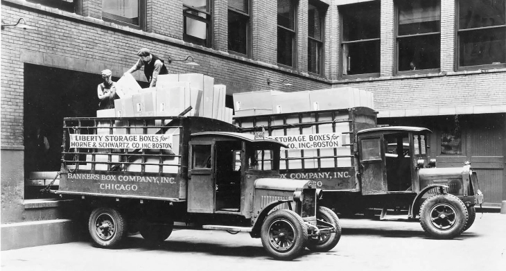 Historische Lieferung von Bankers Box Archivkartons.