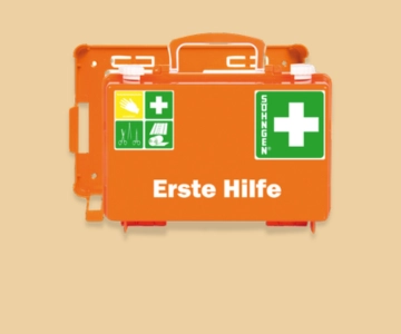 Erste Hilfe Koffer vor braunem Hintergrund.