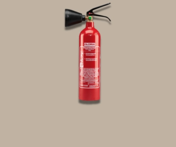 Feuerlöscher vor grauem Hintergrund.
