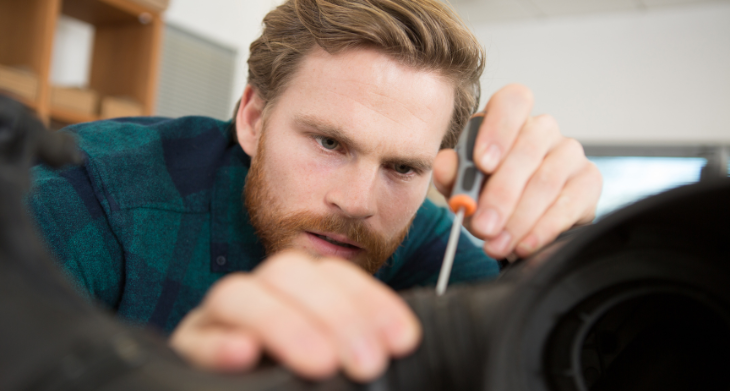 Ein Mann schraubt etwas fest.