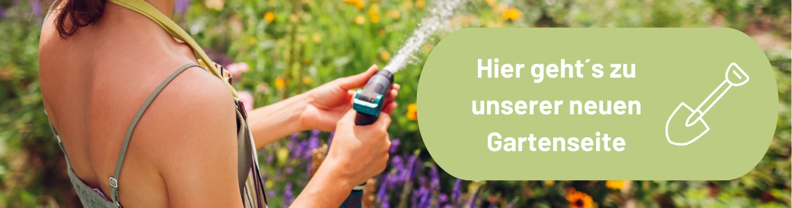 Eine Frau wässert ihren Garten.