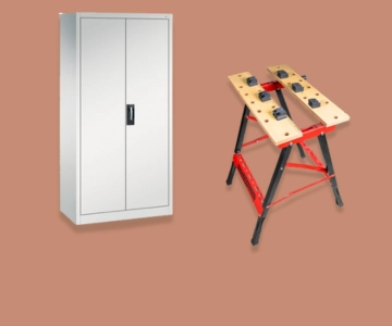 Werkzeugschrank und -bank vor braunem Hintergrund.