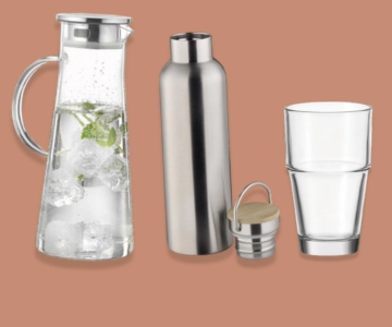 Glas, Flasche und Karaffe vor braunem Hintergrund