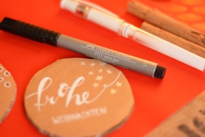 Faber-Castell Stift auf Karton-Anhänger mit Weihnachtsgruß.