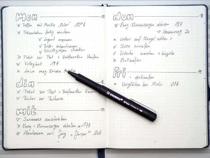 Wochenübersicht in einem Bullet Journal, darauf ein Stift von STABILO. Foto: Johanna Rundel