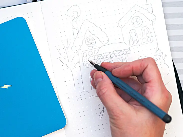 Jemand zeichnet mit einem Drehgriffel von LEUCHTTURM1917 in ein BuJo. Foto: Johanna Rundel