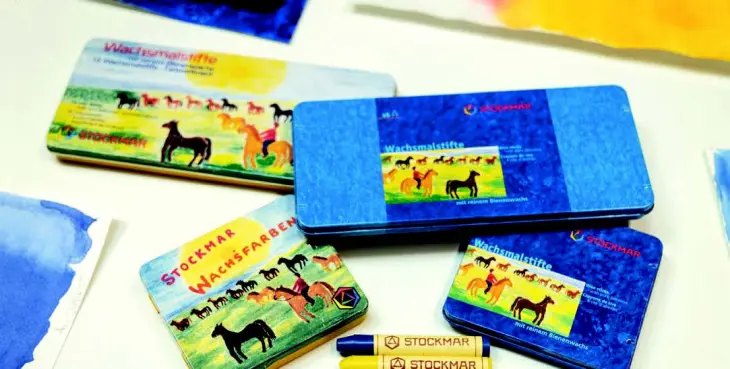 ehrere Blechdosen mit Wachsmalstiften von STOCKMAR