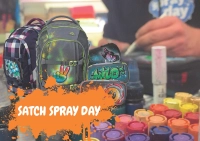 Zwei satch-Rucksäcke und ein Mäppchen, bunte Sprühdosen und Text "satch Spray Day".