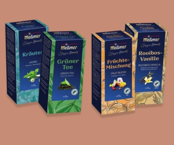 Tee vor braunem Hintergrund.