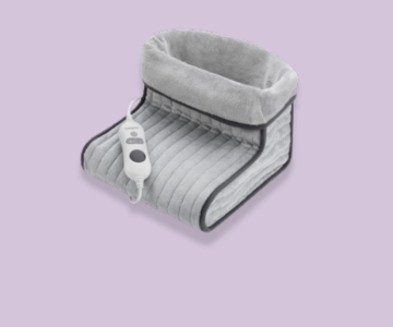 Fußwärmer vor lila Hintergrund.