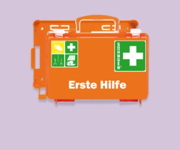 Erste Hilfe Koffer vor lila Hintergrund.