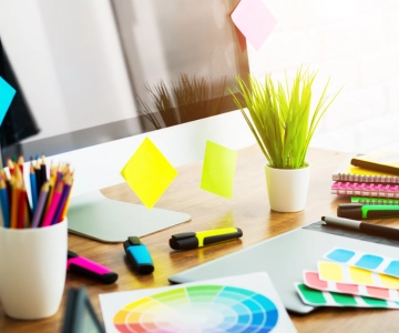 Ein Tisch voller Büromaterial.