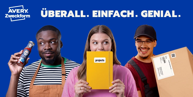 Drei Personen halten ettikettierte Produkte hoch.