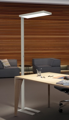 Stehleuchte von Maul beleuchtet modernen Schreibtisch im Büro.