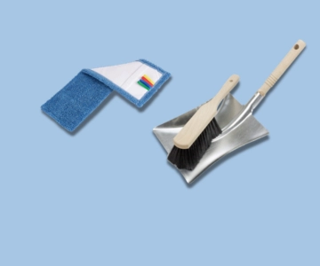 Wischmopp und Kehrgarnitur vor blauem Hintergrund.
