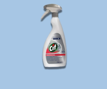 Sanitärreiniger vor blauem Hintergrund.