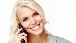Eine Frau mit Headset telefoniert.