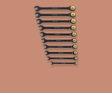 Schraubenschlüssel vor braunem Hintergrund.