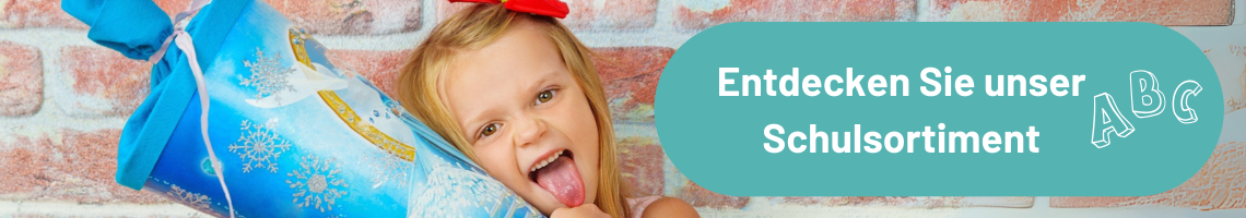 Im Hintergrund steht ein Mädchen mit einer Schultüte und streckt die Zunge raus