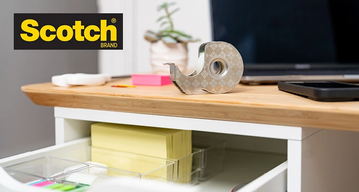 Scotch® Klebeband-Abroller auf modernem Schreibtisch mit Bürobedarf.