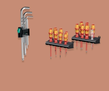 Schraubendreher vor braunem Hintergrund.