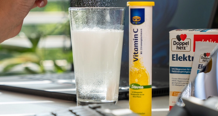 Brausetablette sprudelt im Glas.