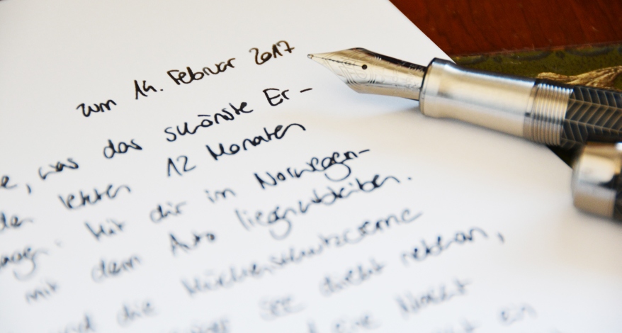 Ausschnitt eines handgeschriebenen Liebesbriefs. Man sieht die Spitze eines Füllers der Marke Parker darauf liegen.